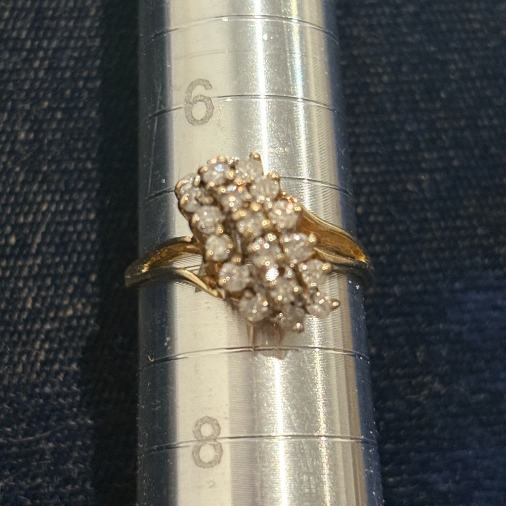 Vintage 10K (Stamped) Yellow Gold & Natural, Mined Diamond, Cluster Ring. Size 7 - Picture 3 of 6